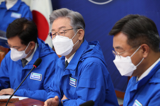 이재명 민주당 대선후보가 15일 국회에서 열린 중앙선거대책위원회의에서 발언하고 있다. 국회사진기자단=연합뉴스